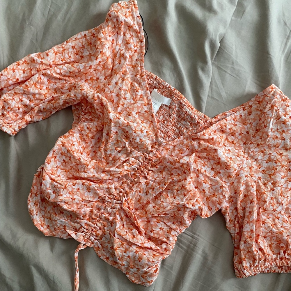 NWT H&M Coral Orange with white flower pattern Ruched detail crop top in size XS